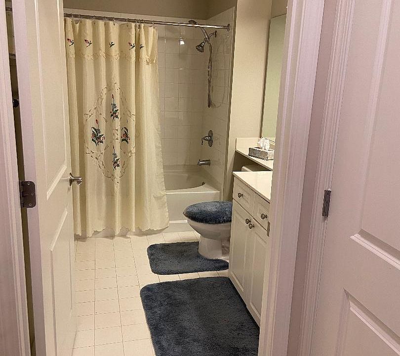 bathroom (tub/shower)