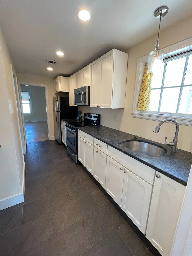 33 Pine Street — Photo 1