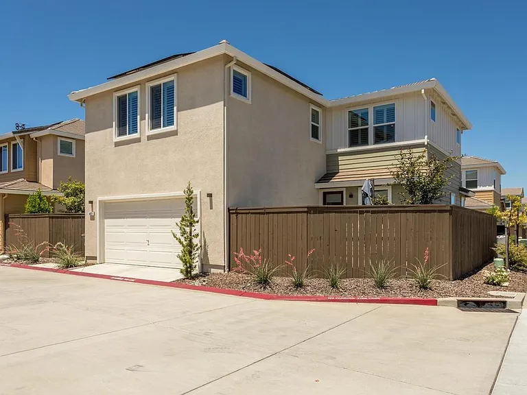 4821 Holden Dr — Photo 3