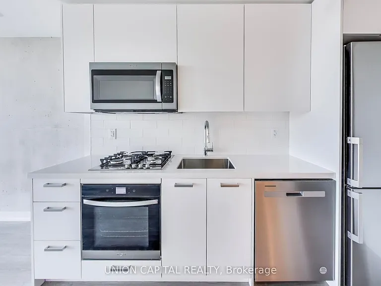 195 McCaul St #502 — Photo 13