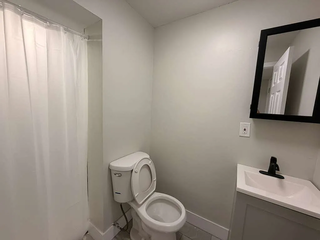 4 bed, 1200 sqft, $2,400 — Photo 2