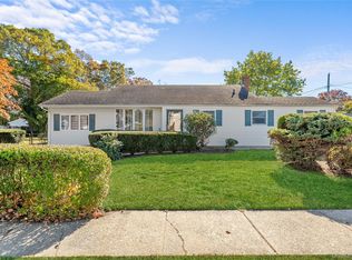 68 7th St, Bay Shore, NY 11706