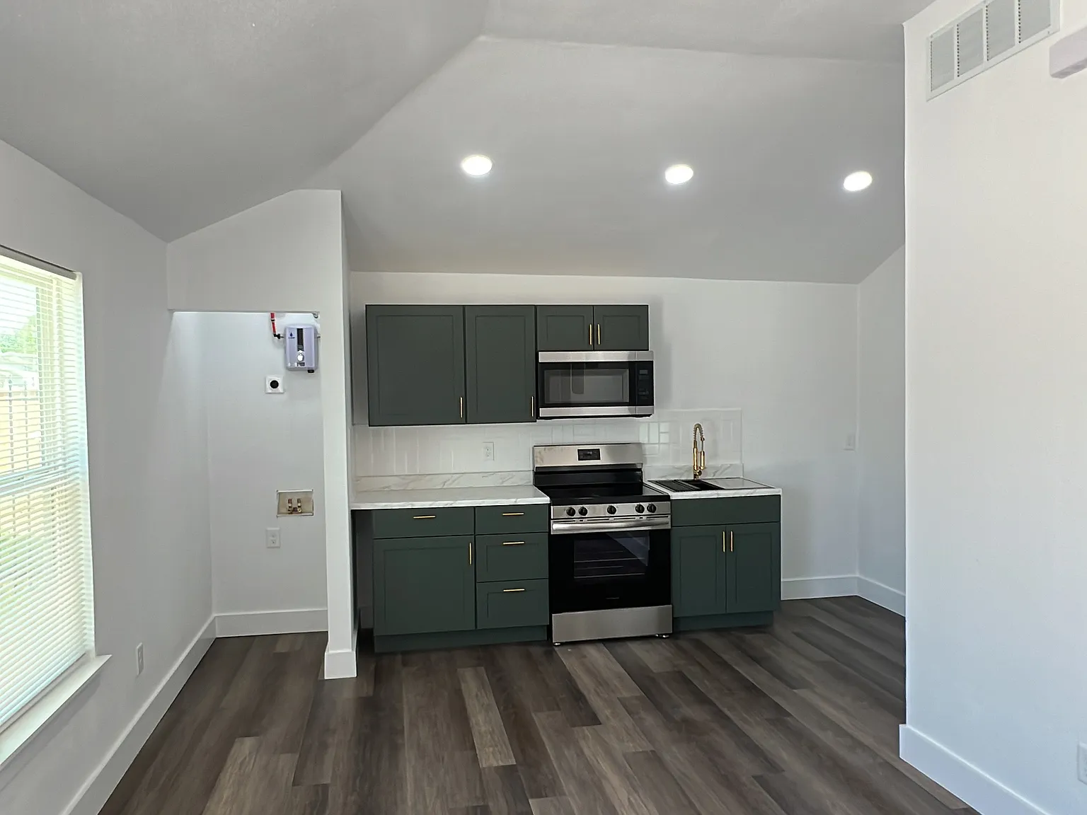 1 bed, 420 sqft, $1,200 — Photo 2