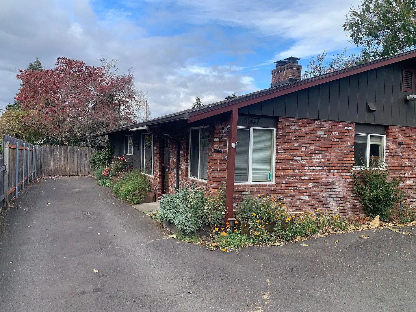 $1,700 - Private, Two Bedrooms, One Bathroom Duplex Available for Lease Now! — Photo 1