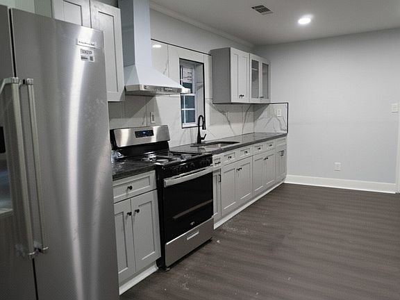 3rd image of 209 Railroad Ave