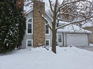 8950 Knollwood Dr, Eden Prairie, MN 55347