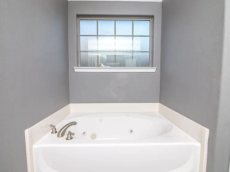 5705 Champions Dr — Photo 12