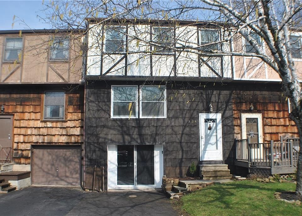 1st image of 104 Carriage Ct