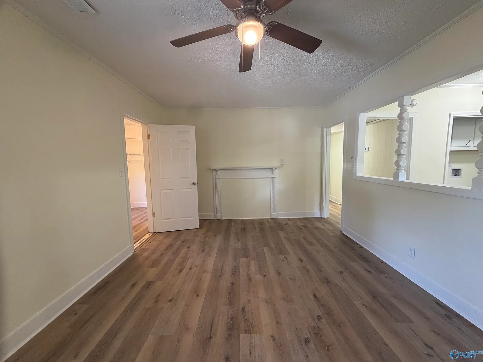 3 bed, 1.0 bath, 908 sqft, $1,000 — Photo 2