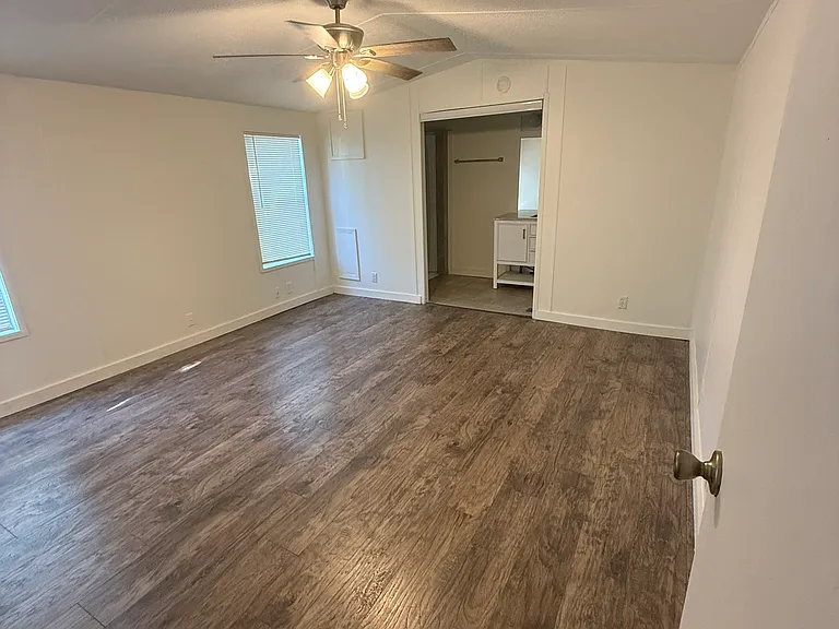 525 Rebecca Ln — Photo 9