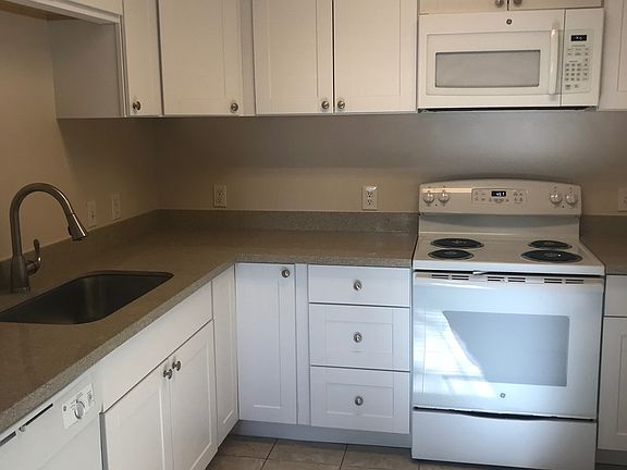 3rd image of 2482 Avignon Cir