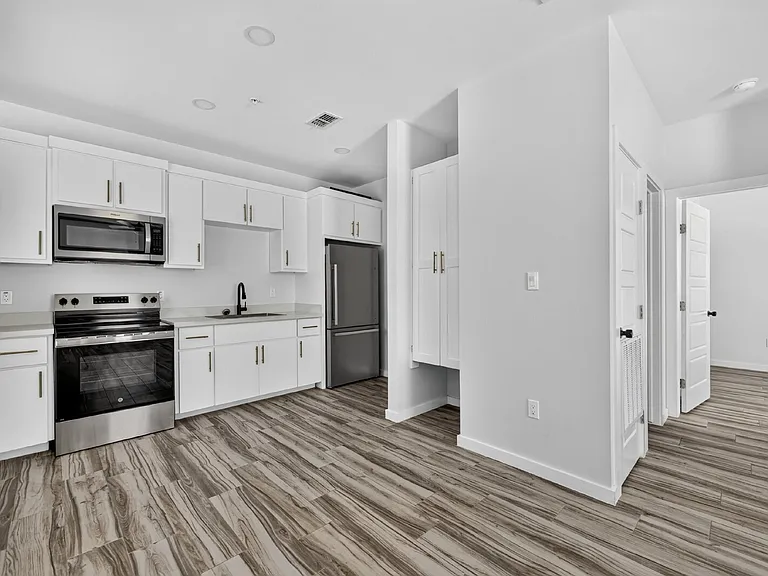 1207 W Kennedy St — Photo 6