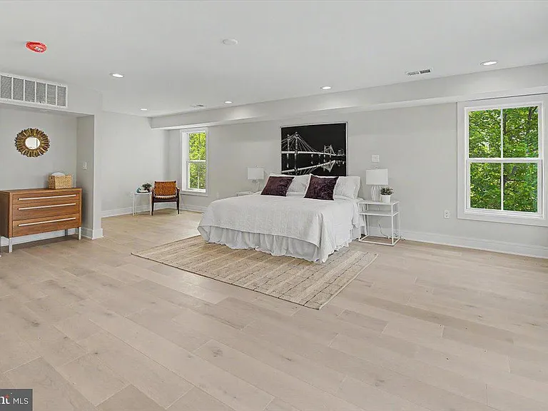 2902 Vista St NE — Photo 43