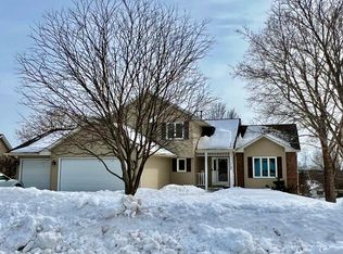 1169 Falls Curv, Chaska, MN 55318