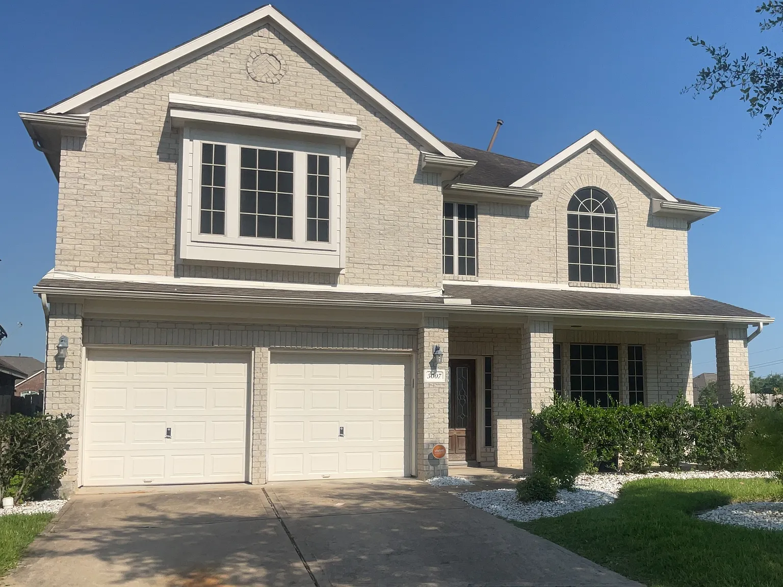 5 bed, 2.5 bath, 3693 sqft, $3,075 — Photo 1