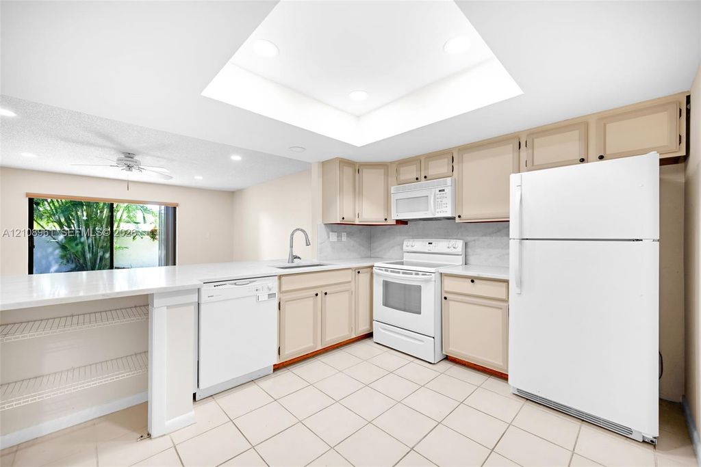 1750 NE 39th Ct APT 803, photo 4