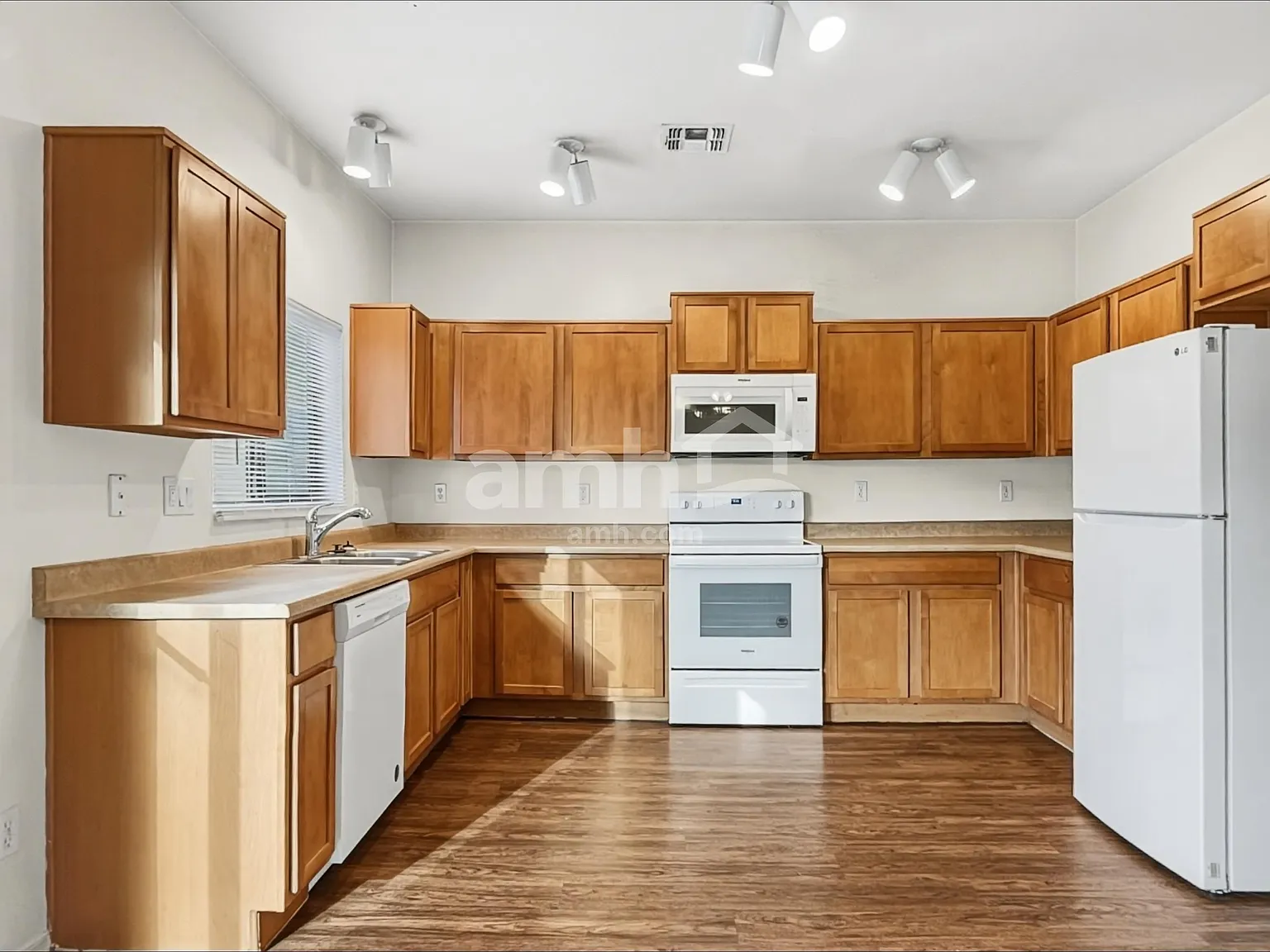 4 bed, 2.5 bath, 2368 sqft, $2,275 — Photo 3
