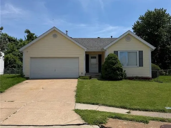 1203 Advance Dr, Florissant, MO 63031