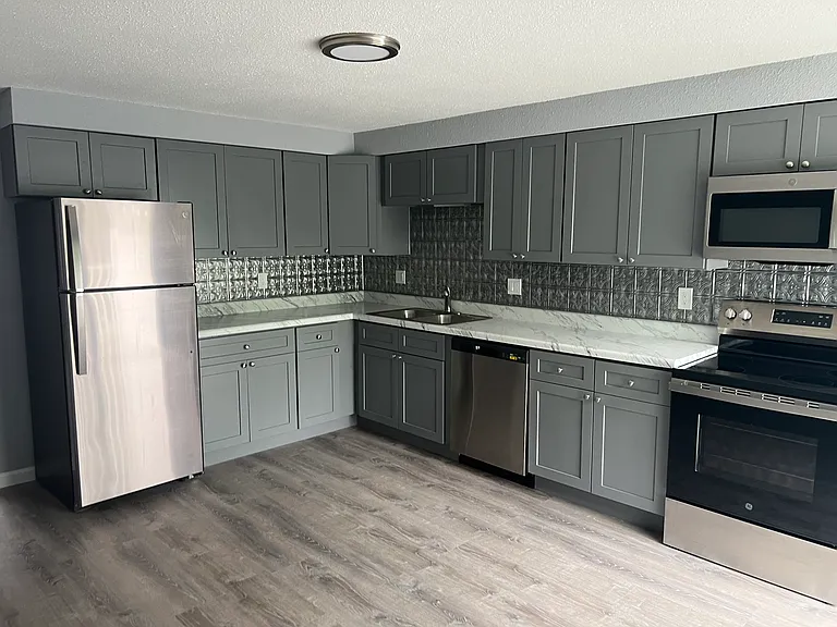 Holly Brook Apartments — Photo 12