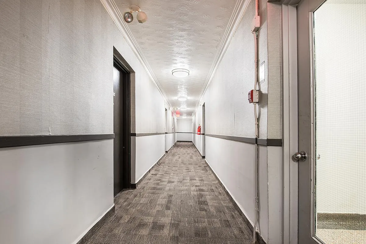 212 Lakeshore Road East — Photo 1