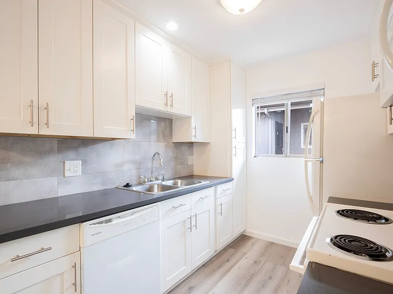 648 N Hayworth Ave — Photo 9