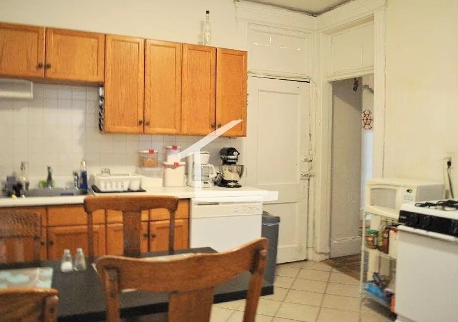 1-bed Split or 1-Bed with Living Room; Heat/HW Incl — Photo 3