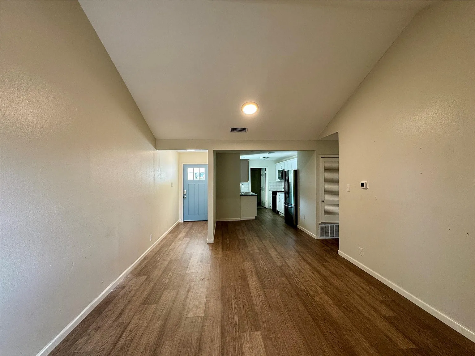 3 bed, 2.0 bath, 999 sqft, $2,100 — Photo 4