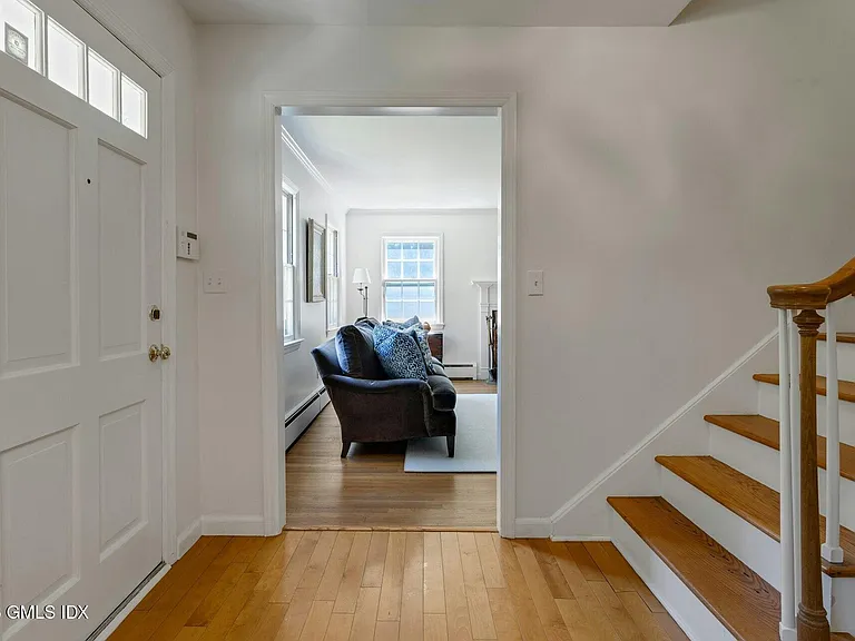 18 Cornelia Dr — Photo 2