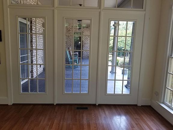 5th image of 303 Walnut Creek Dr