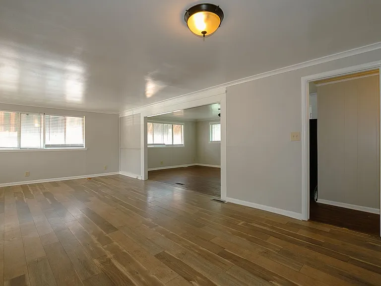 1401-1403 S Frisco Ave — Photo 14