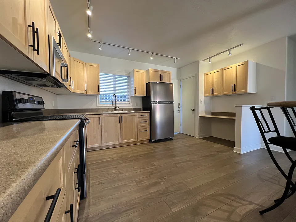 221 Laurel St #3