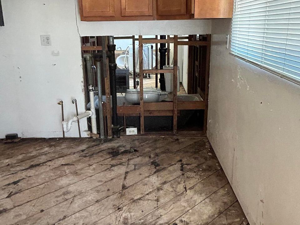 2nd image of 2806 Palomas Dr NE