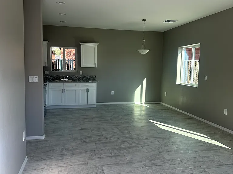 1133 N 14th Ave — Photo 2