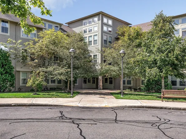 4 Harvest Dr #214, North Andover, MA 01845