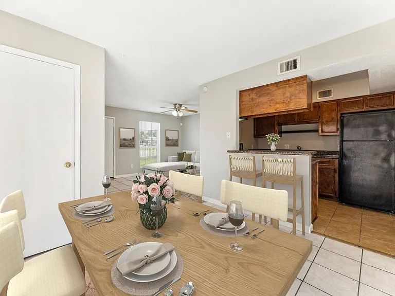 1916 Upland Dr — Photo 3