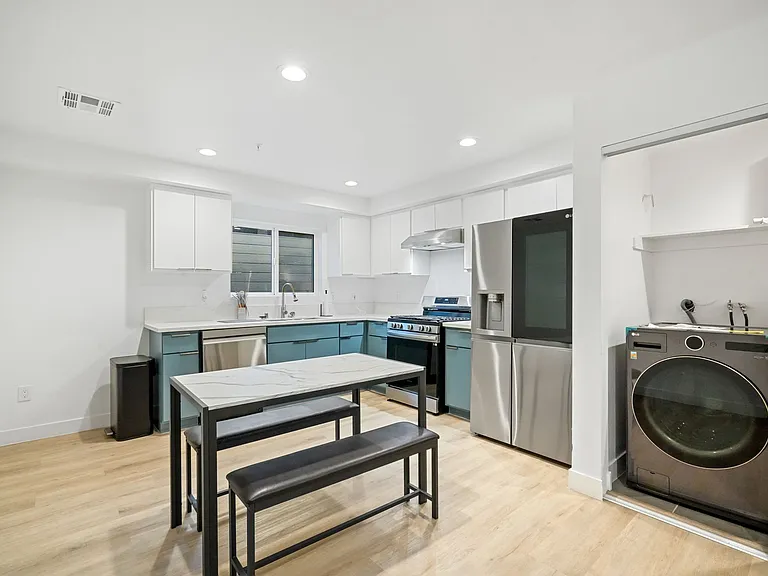 1029 Lord St — Photo 11