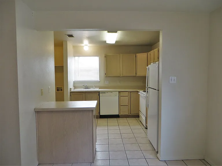 2216A Katy Ln — Photo 4