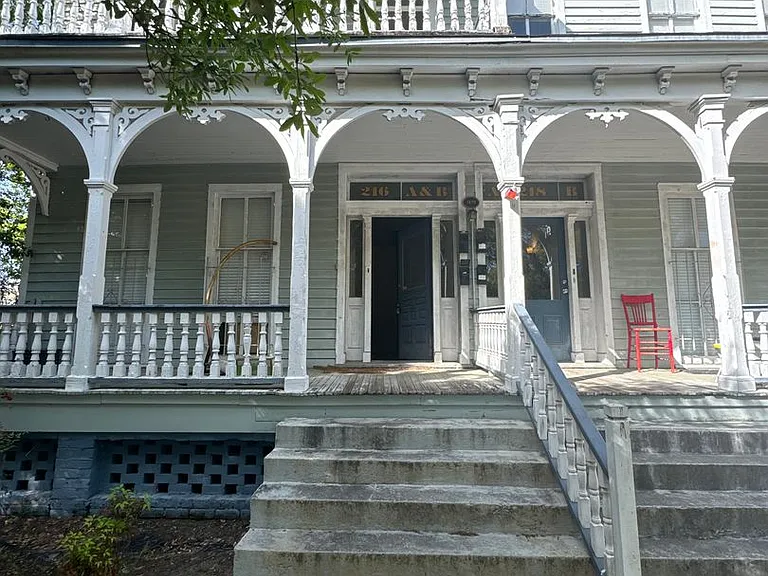 216 E Henry St #B — Photo 2