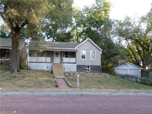 1013 Kearney St, Atchison, KS 66002