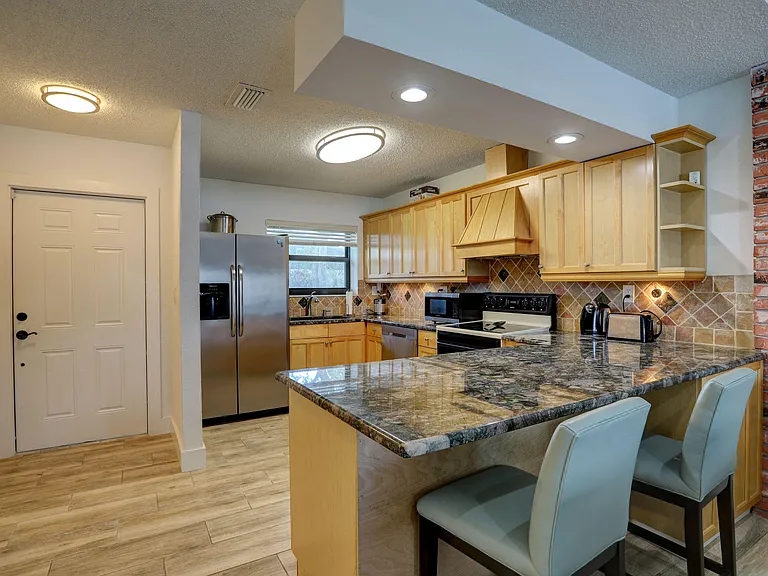 639 Banks Rd — Photo 4