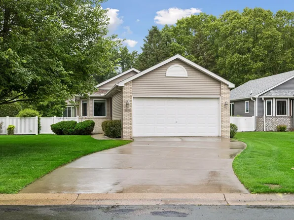5677 Heather Ridge Dr, Shoreview, MN 55126