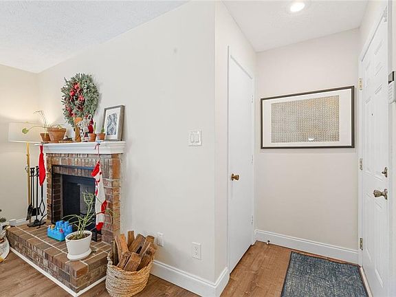 4th image of 414 Tuxworth Cir