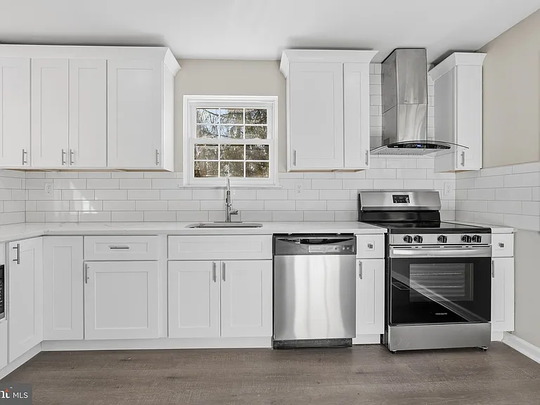221 Oak Ln — Photo 16