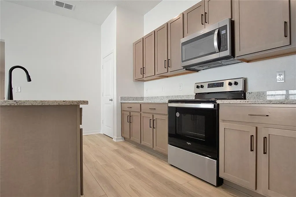 4 bed, 2.0 bath, 1918 sqft, $2,375 — Photo 4