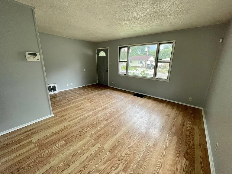 904 Oakley Ave — Photo 2