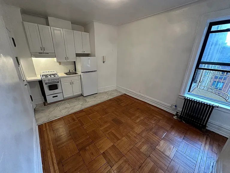 111 W 16th St #6E — Photo 7