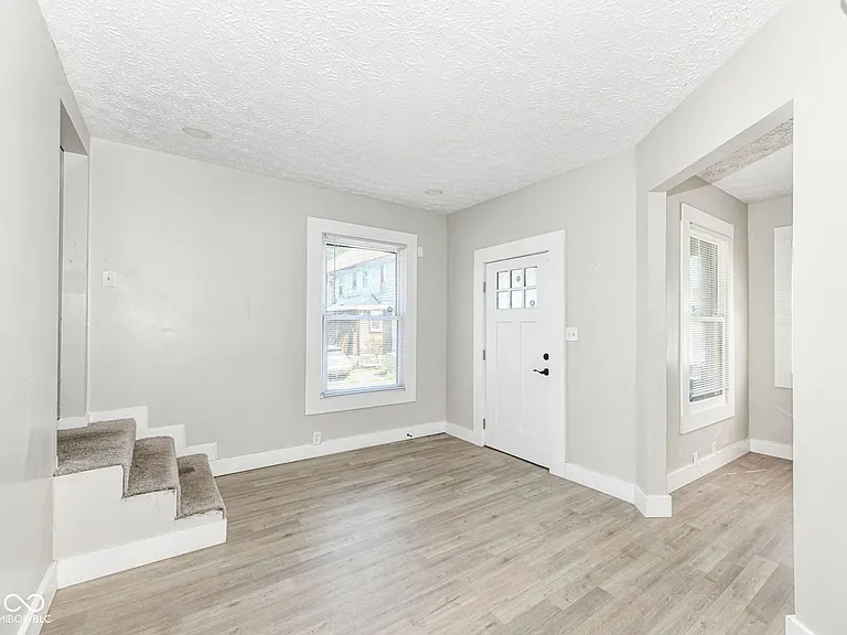 321 E 31st St — Photo 2