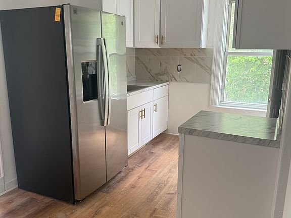 3rd image of 38 Carroll St Floor 2