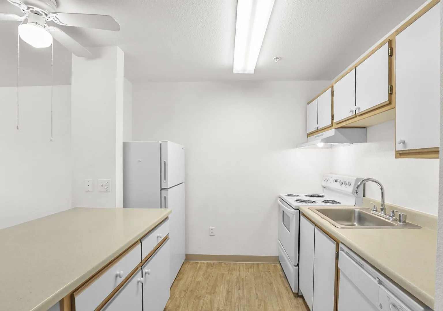 El Paseo Apartments — Photo 4
