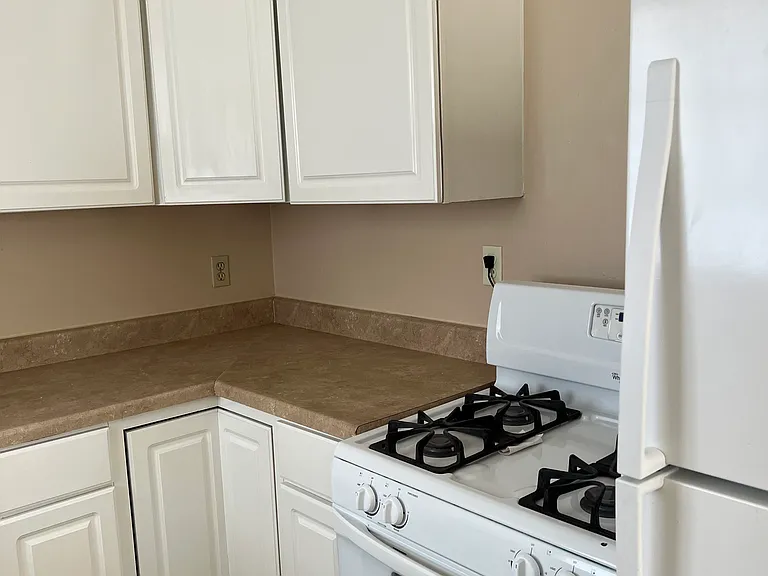 2332 Tremont Ave — Photo 10
